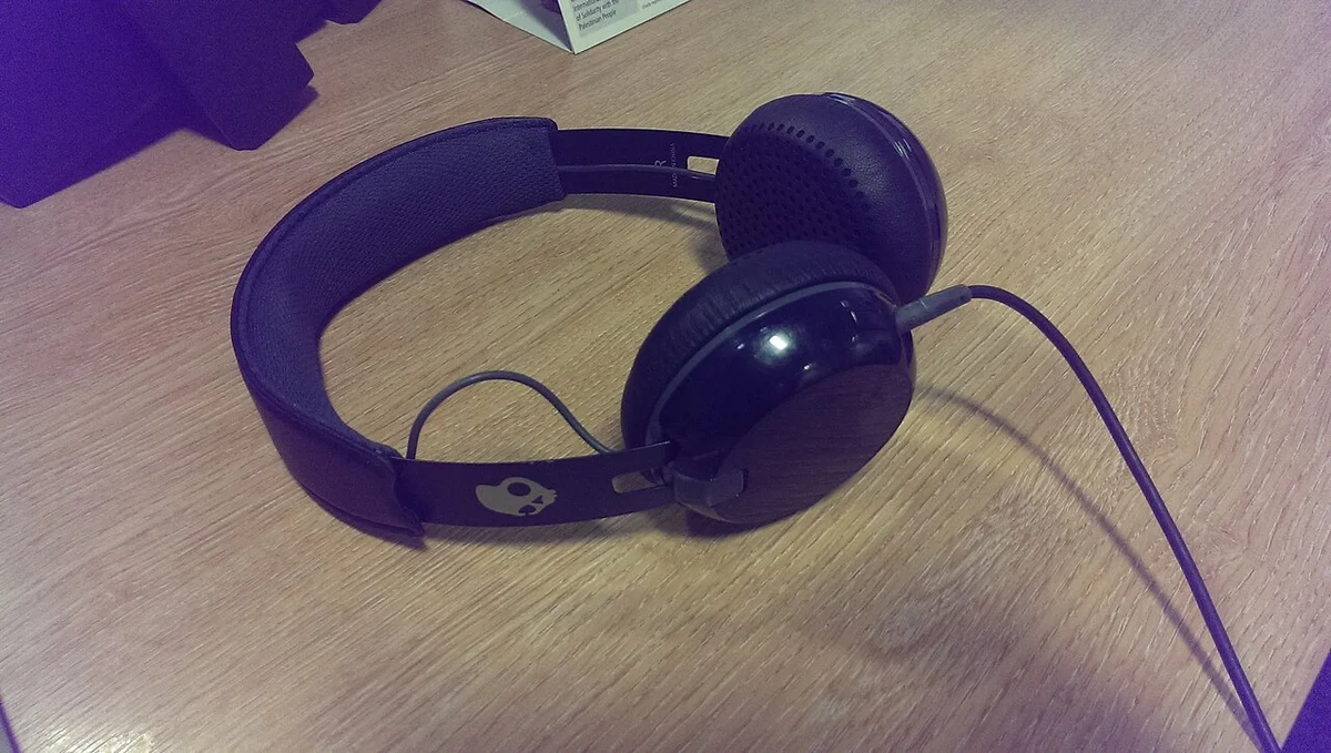 책상 위의 Skullcandy 유선 헤드폰